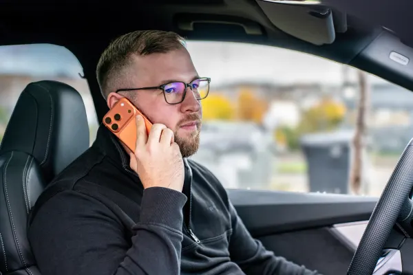 Marvin Jennrich telefoniert im Auto
