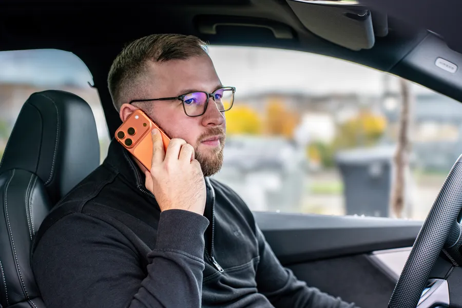 Marvin Jennrich telefoniert im Auto