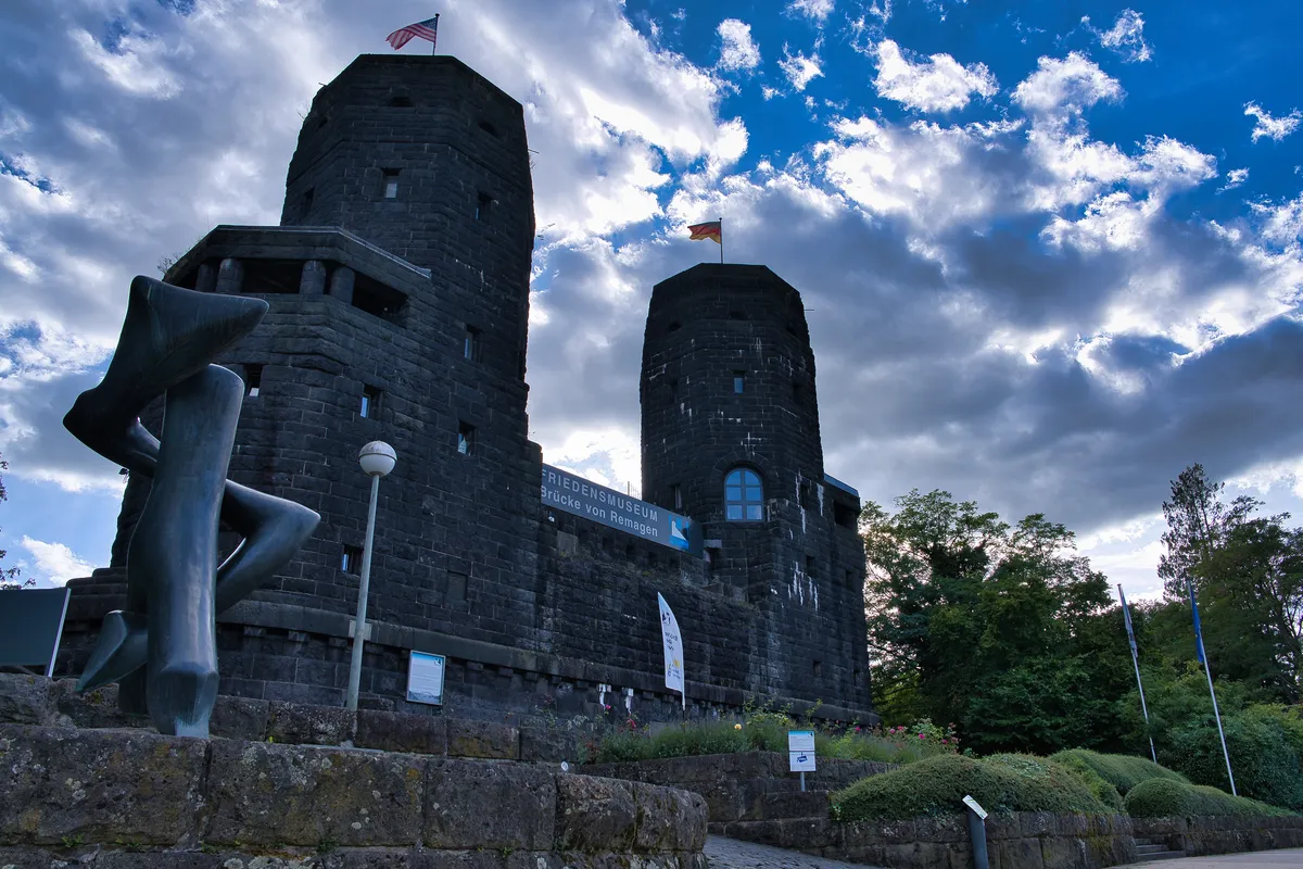 Die Brücke von Remagen mit den beiden Basalttürmen und dem Friedensmuseum unter dramatischem Wolkenhimmel