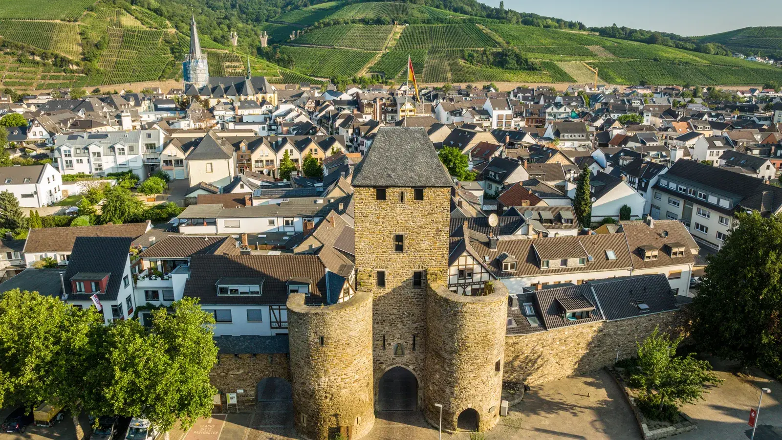 Luftaufnahme des Ahrtors in Ahrweiler, dahinter die Altstadt und Weinberge