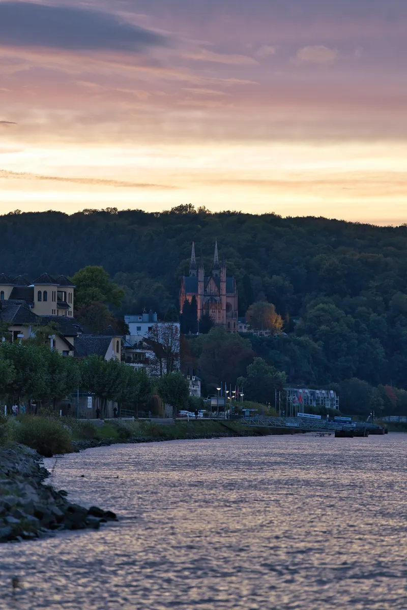 Blick über den Rhein auf die Apollinariskirche in Remagen im Abendlicht
