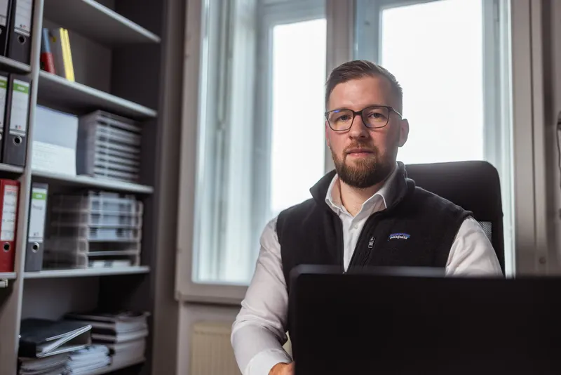 Schreibtisch mit Laptop und Aktenordnern im Büro